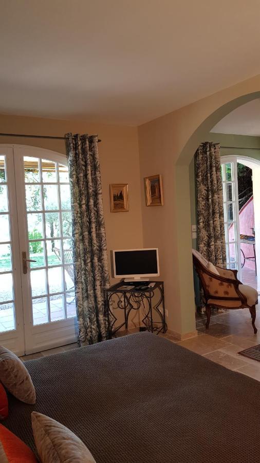 Pierres Blanches Bed & Breakfast Cotignac Exterior photo